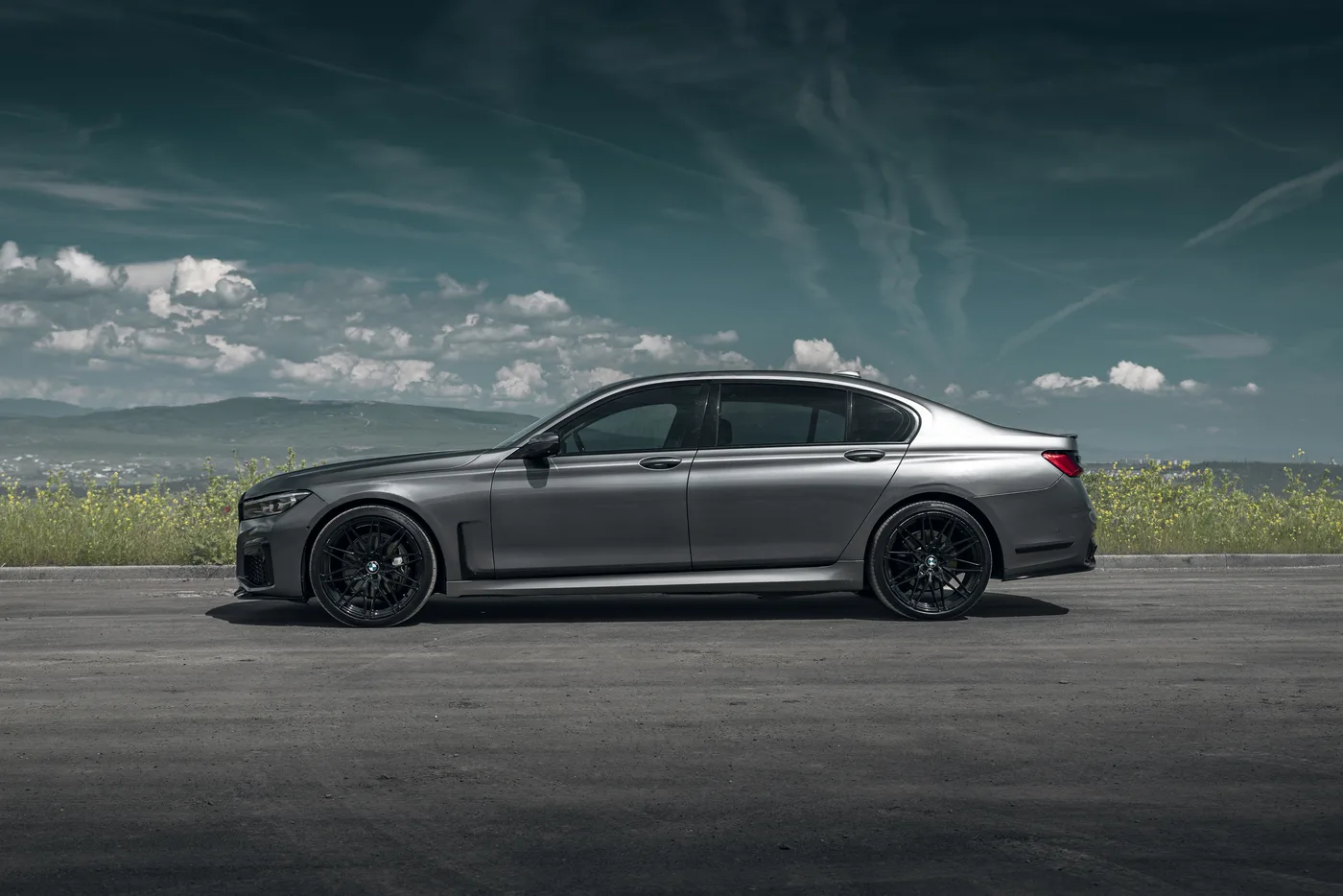 BMW 740i 2015 - side view