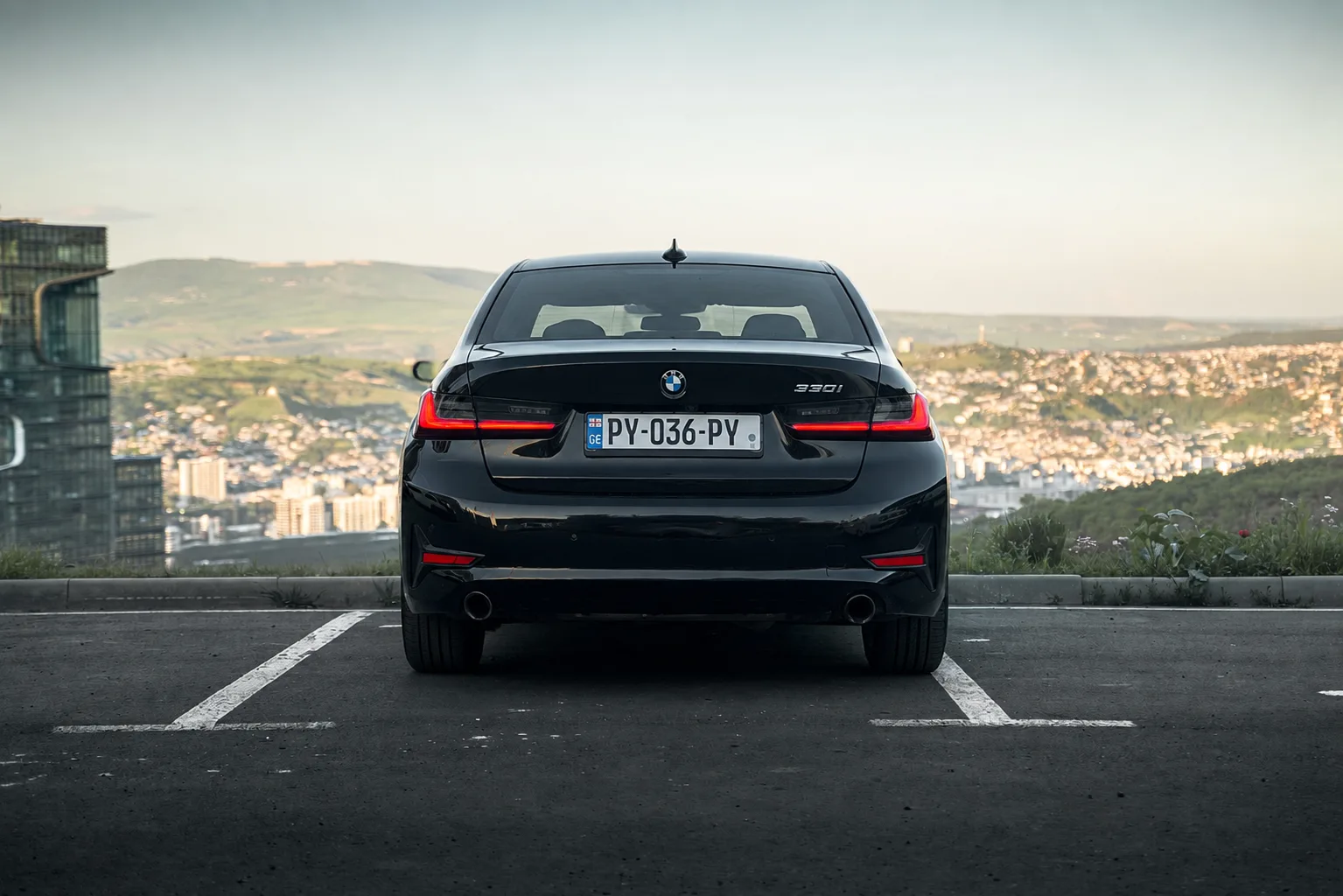 BMW 330i 2019 - side view